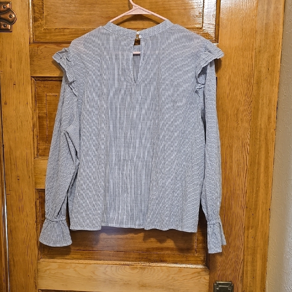 a.n.a Gray Ruffled Bishop Long Sleeve Blouse 1X - Picture 3 of 3